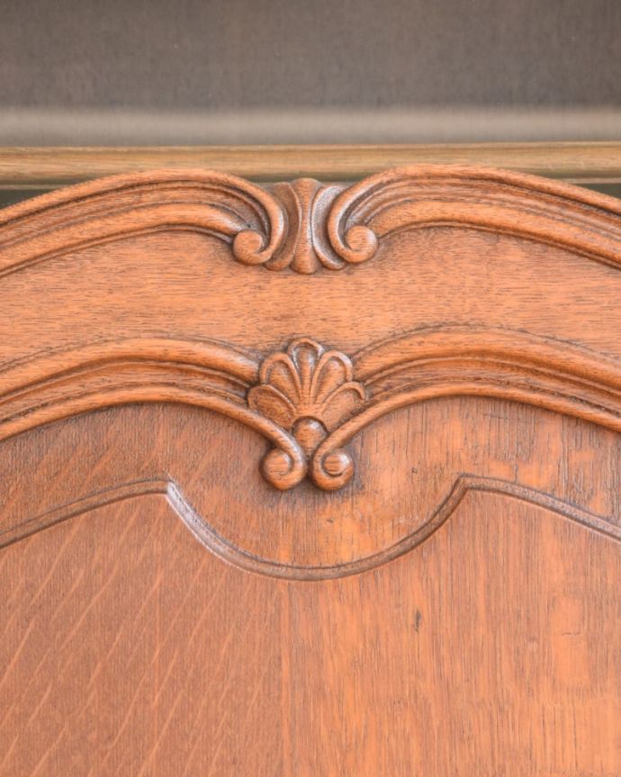 アンティークのキャビネット　アンティーク家具　フランスから届いた優雅なアンティーク家具、美しいガラスキャビネット（飾り棚）。優雅なデザインまだ機械が発達していない時代に、どうやって造ったんだろう･･･。(j-2627-f)