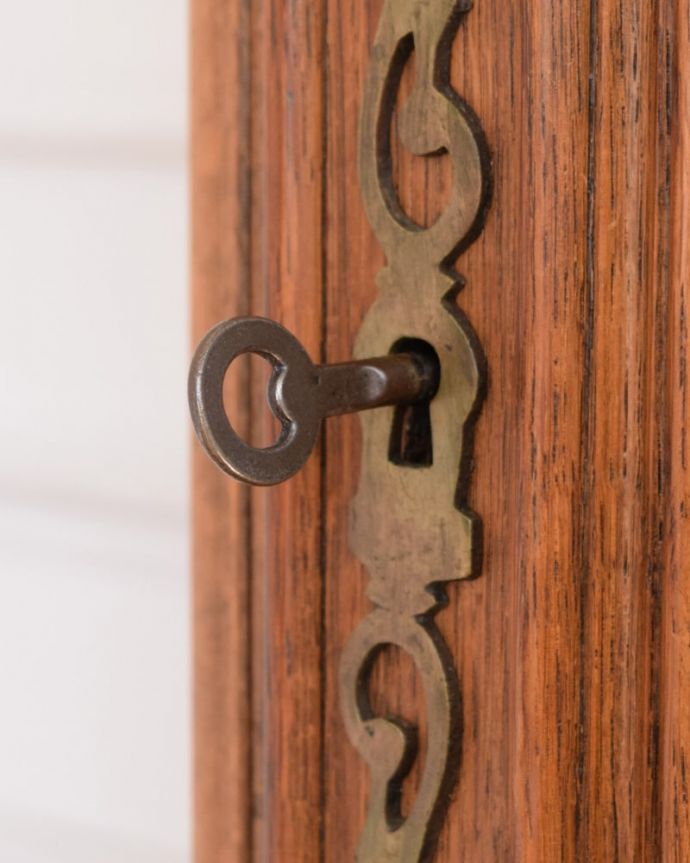 アンティークのキャビネット　アンティーク家具　フランスから届いた優雅なアンティーク家具、美しいガラスキャビネット（飾り棚）。小さなパーツにもこだわりが取っ手だけを見ていても現代の家具とは全然違って質感がいいのがわかります。(j-2627-f)