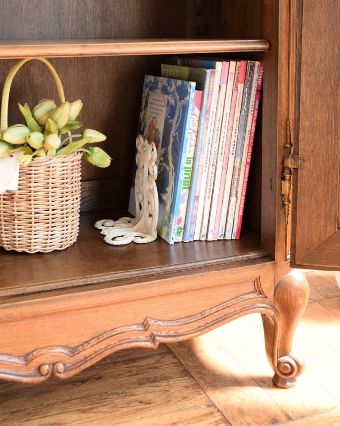 アンティークのキャビネット　アンティーク家具　フランスから届いた優雅なアンティーク家具、美しいガラスキャビネット（飾り棚）。A4サイズも収納出来ますたっぷり入るサイズなので、A4サイズの雑誌も立てたまま収納できます。(j-2627-f)