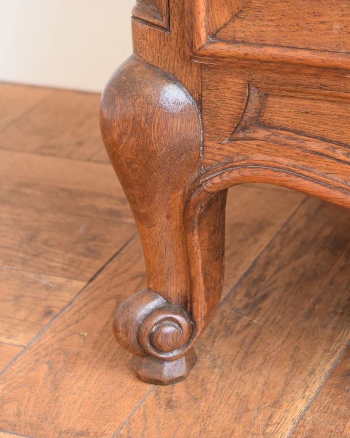 アンティークのキャビネット　アンティーク家具　フランスから届いた優雅なアンティーク家具、美しいガラスキャビネット（飾り棚）。女性1人でラクラク運べちゃう仕掛けHandleのアンティークは、脚の裏にフェルトキーパーをお付けしています。(j-2627-f)