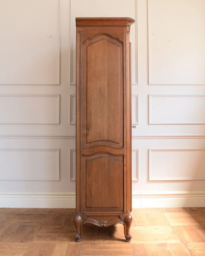 アンティークのキャビネット　アンティーク家具　フランスから届いた優雅なアンティーク家具、美しいガラスキャビネット（飾り棚）。横から見てもステキもちろん、横から見られることも考えて、しっかり修復してあります。(j-2627-f)