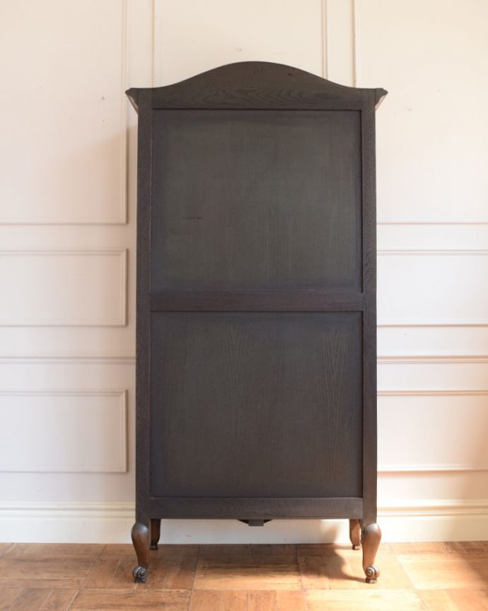 アンティークのキャビネット　アンティーク家具　フランスから届いた優雅なアンティーク家具、美しいガラスキャビネット（飾り棚）。後ろ姿もキレイですアンティークは新品ではないので、もちろん経年変化によるキズはありますが、専門の職人がキレイにお直しをしているので、後ろ姿までキレイです。(j-2627-f)