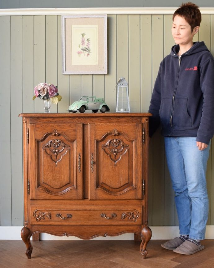 アンティークのキャビネット　アンティーク家具　南フランスのアンティーク家具、彫がゴージャスなサイドキャビネット。フランスらしい優美さがたっぷり詰まっています見た瞬間、普通の家具とは違う優美なフランスのアンティーク。(j-2628-f)