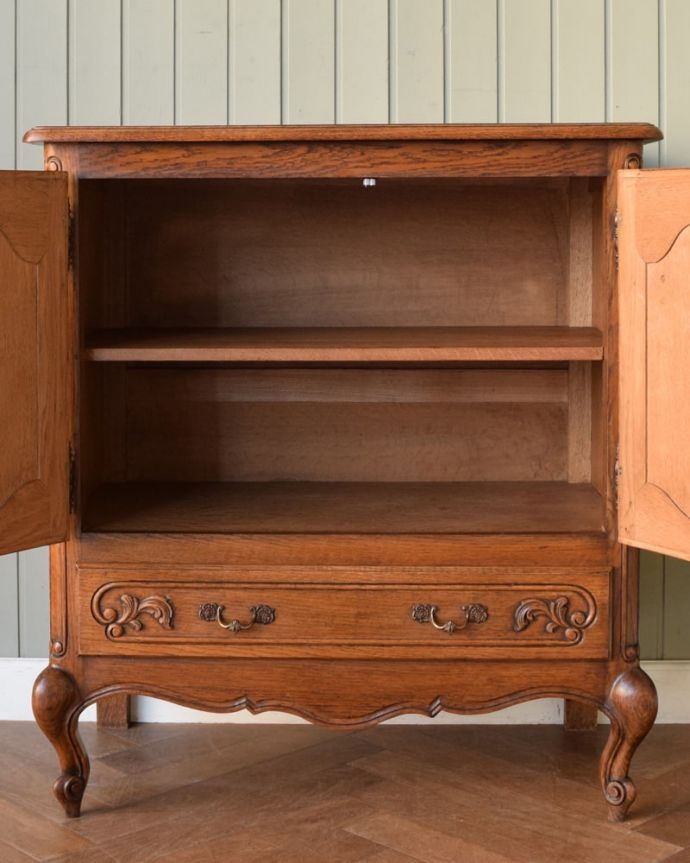 アンティークのキャビネット　アンティーク家具　南フランスのアンティーク家具、彫がゴージャスなサイドキャビネット。扉部分を開けて中を見てみましょう！もともとカップボードとして、お気に入りの食器を入れて使われていた家具。(j-2628-f)