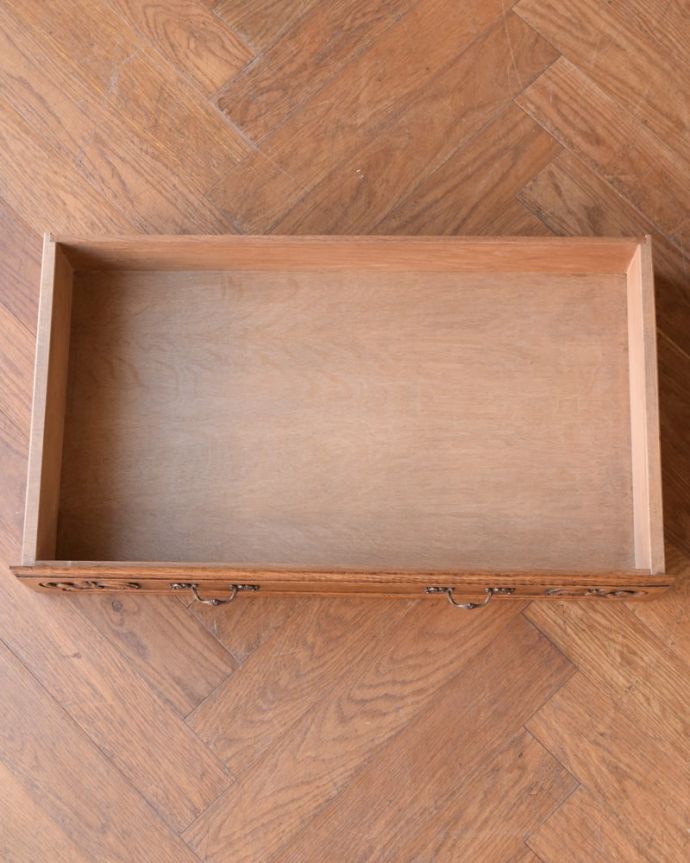 アンティークのキャビネット　アンティーク家具　南フランスのアンティーク家具、彫がゴージャスなサイドキャビネット。引き出しの中もキレイですカトラリーなどを収納して使っていた引き出しの中も、もちろんキレイに仕上げました。(j-2628-f)