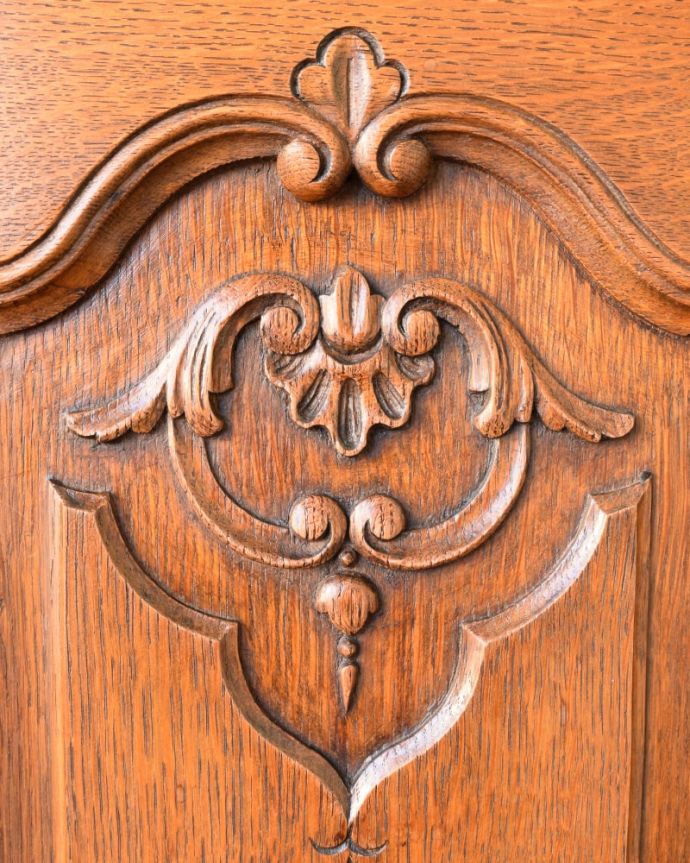 アンティークのキャビネット　アンティーク家具　南フランスのアンティーク家具、彫がゴージャスなサイドキャビネット。フランスらしい彫りフランスらしさの象徴とも言える、優雅な彫りの装飾。(j-2628-f)