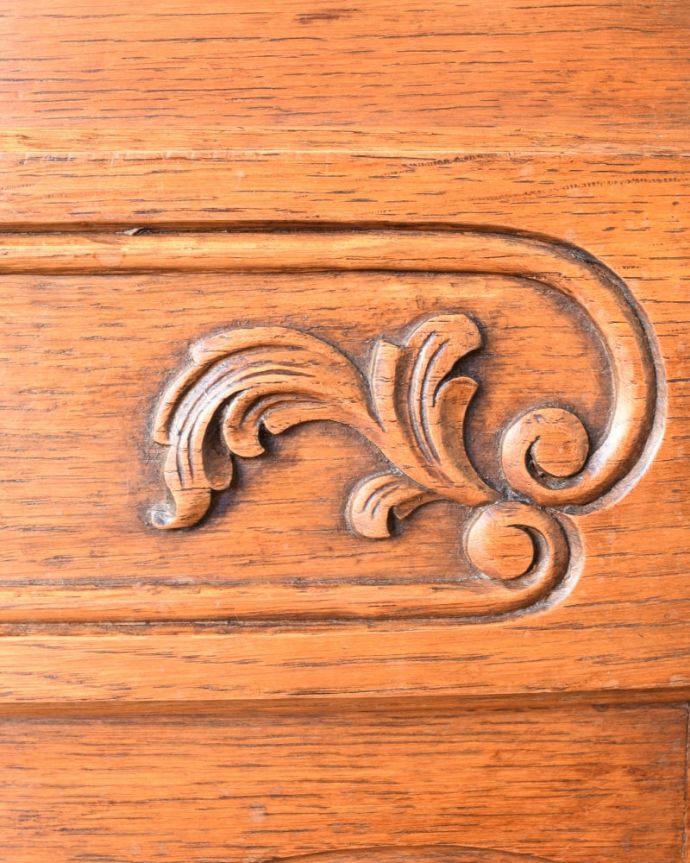 アンティークのキャビネット　アンティーク家具　南フランスのアンティーク家具、彫がゴージャスなサイドキャビネット。じっくり選んできました買い付けの時、納得するまで探し続けた彫のデザイン。(j-2628-f)