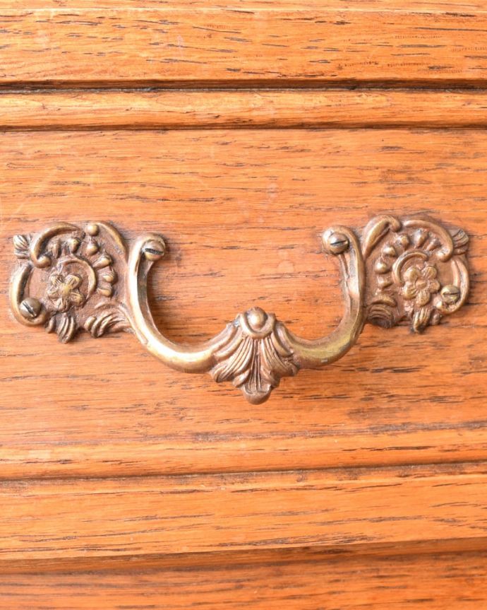 アンティークのキャビネット　アンティーク家具　南フランスのアンティーク家具、彫がゴージャスなサイドキャビネット。ハンドル部分も美しい引き出し部分にはハンドルタイプの取っ手。(j-2628-f)