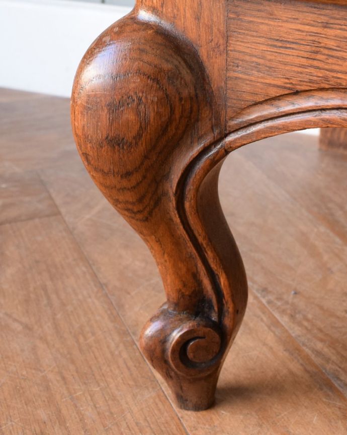 アンティークのキャビネット　アンティーク家具　南フランスのアンティーク家具、彫がゴージャスなサイドキャビネット。女性１人でも運べちゃうんですHandleのアンティークは、脚の裏にフェルトキーパーをお付けしているので、床を滑らせて女性1人でもラクに移動が出来ます。(j-2628-f)