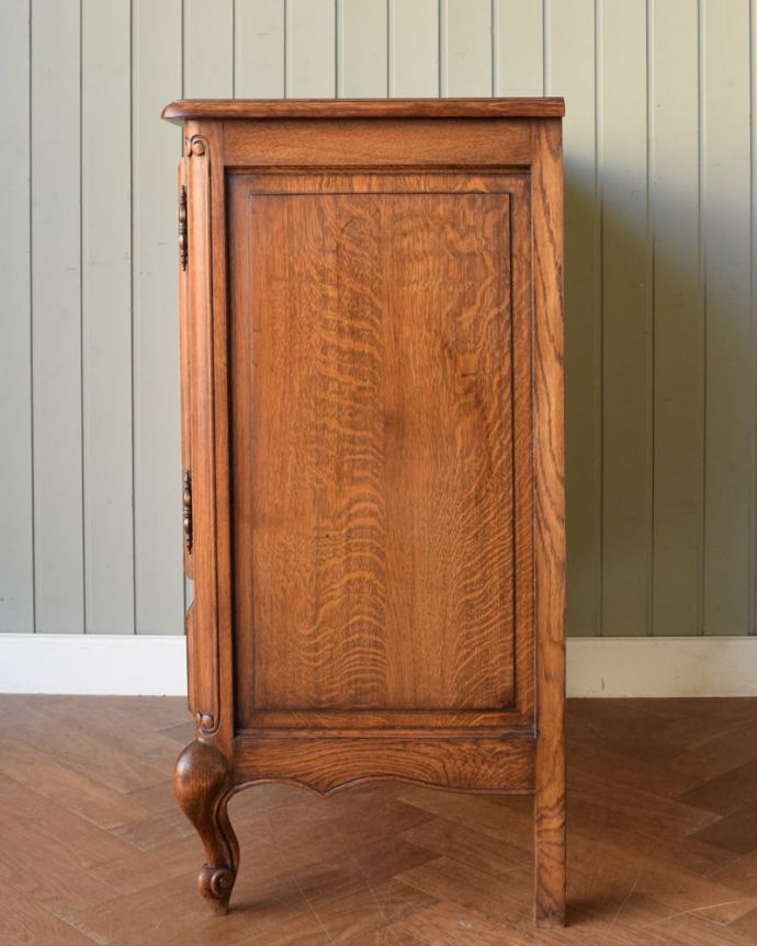 アンティークのキャビネット　アンティーク家具　南フランスのアンティーク家具、彫がゴージャスなサイドキャビネット。横から見てもステキフランスらしいこだわりが感じられる横顔も美しいんです。(j-2628-f)