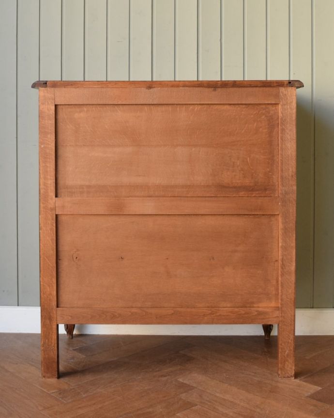 アンティークのキャビネット　アンティーク家具　南フランスのアンティーク家具、彫がゴージャスなサイドキャビネット。後ろ姿も見てくださいアンティークは新品ではないので、もちろん経年変化によるキズはありますが、後ろ姿もキレイです。(j-2628-f)