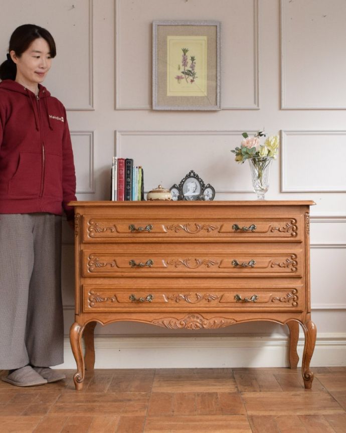 アンティークのチェスト アンティーク家具 フレンチスタイルの優雅なアンティーク家具、収納力たっぷりの3段チェスト。長くて美しい脚に思わずうっとり・・・フランスのアンティーク家具らしく長くて優雅な脚線美のチェスト。(j-2629-f)