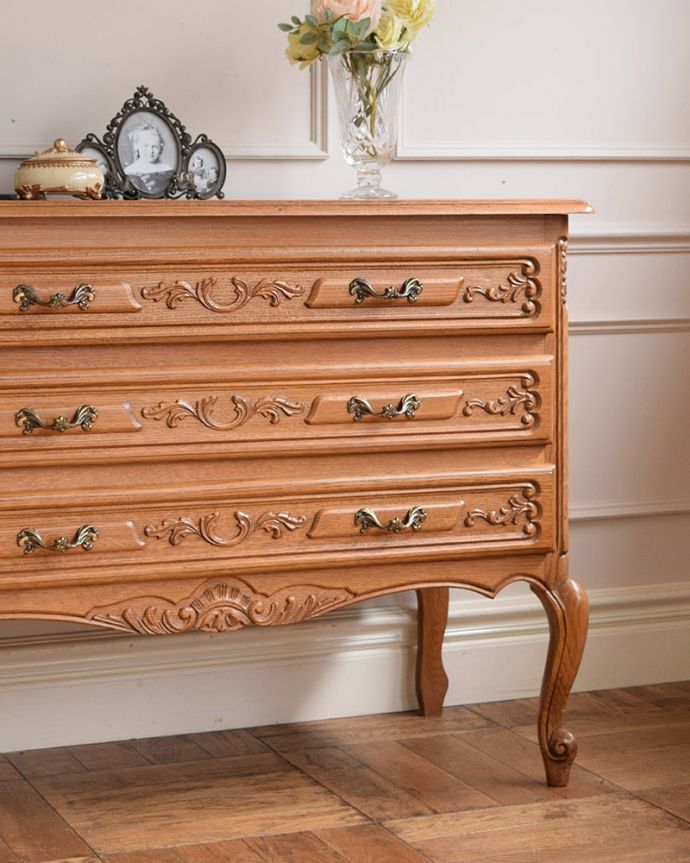 アンティークのチェスト アンティーク家具 フレンチスタイルの優雅なアンティーク家具、収納力たっぷりの3段チェスト。収納だけじゃなく見て楽しむチェストチェストと言っても収納だけじゃなく見た目が素敵なんです。(j-2629-f)