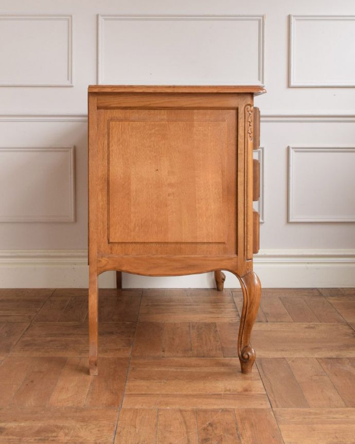 アンティークのチェスト アンティーク家具 フレンチスタイルの優雅なアンティーク家具、収納力たっぷりの3段チェスト。横から見てもステキ横から見るとこんな感じ。(j-2629-f)