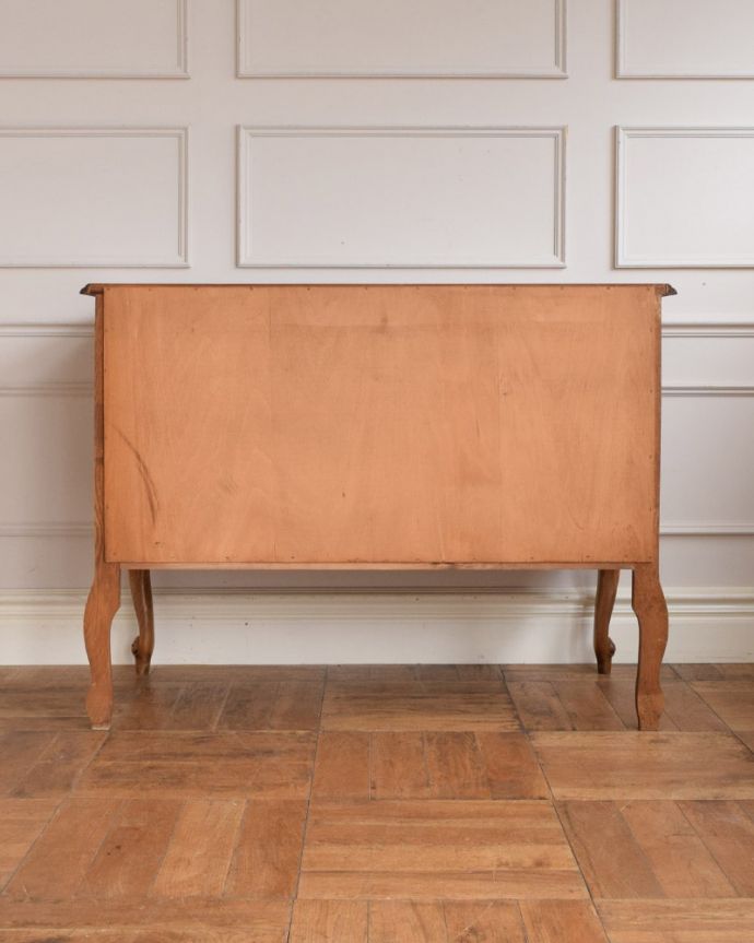 アンティークのチェスト アンティーク家具 フレンチスタイルの優雅なアンティーク家具、収納力たっぷりの3段チェスト。修復したので後姿もキレイですアンティークは新品ではないので、もちろん経年変化によるキズはありますが、専門の職人が修復しています。(j-2629-f)