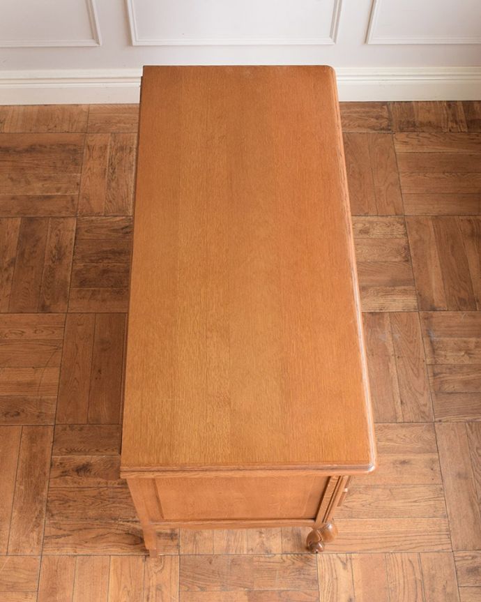 アンティークのチェスト アンティーク家具 フレンチスタイルの優雅なアンティーク家具、収納力たっぷりの3段チェスト。何を置こうかな・・・?チェストを上から見るとこんな形です。(j-2629-f)