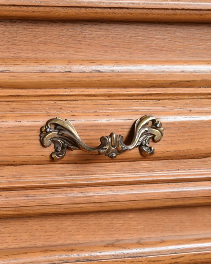アンティークのチェスト アンティーク家具 フレンチスタイルの優雅なアンティーク家具、収納力たっぷりの3段チェスト。開ける度にワクワクする取っ手フランスらしい優雅なデザインの取っ手。(j-2629-f)
