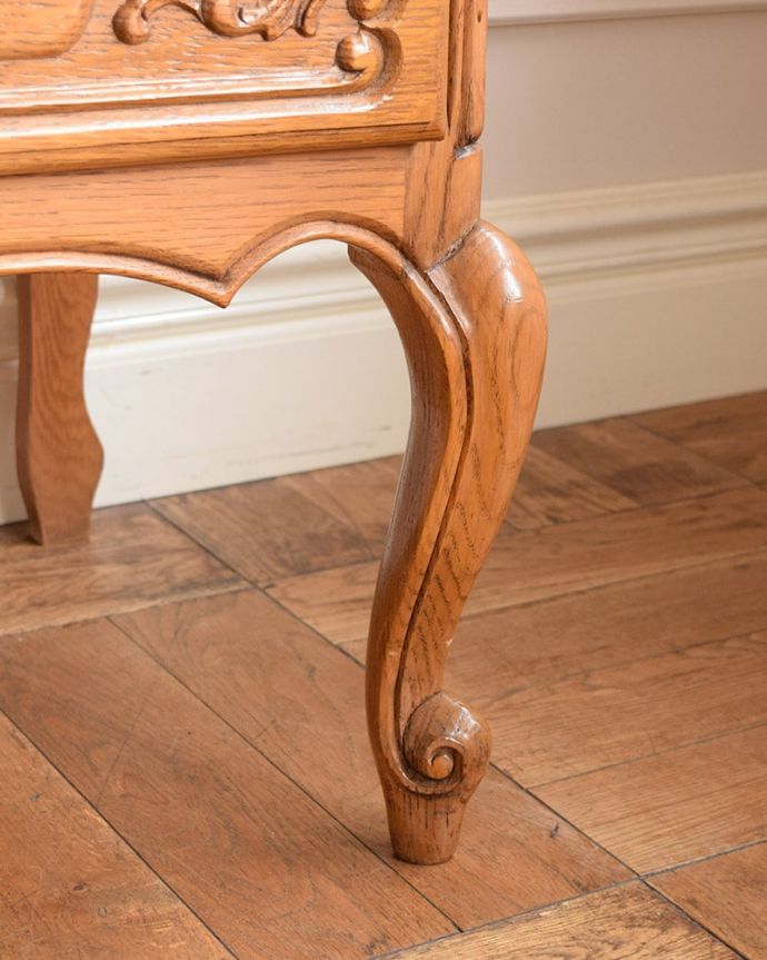 アンティークのチェスト アンティーク家具 フレンチスタイルの優雅なアンティーク家具、収納力たっぷりの3段チェスト。女性1人でラクラク運べちゃう仕掛けHandleのアンティークは、脚の裏にフェルトキーパーをお付けしています。(j-2629-f)