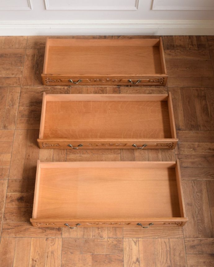 アンティークのチェスト アンティーク家具 フレンチスタイルの優雅なアンティーク家具、収納力たっぷりの3段チェスト。実用的にチェストとして使いましょう!アンティーク家具と言えども家具。(j-2629-f)