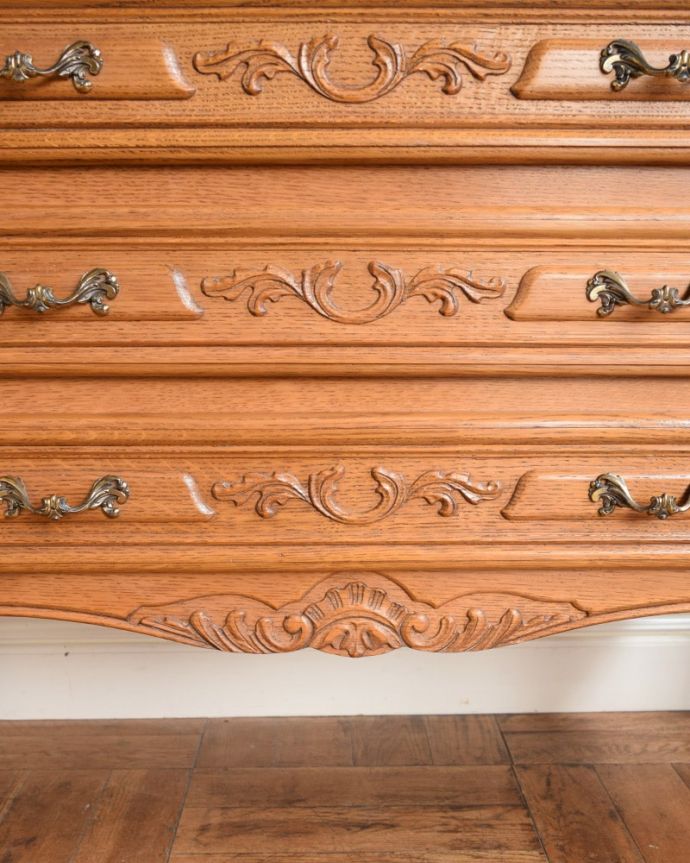アンティークのチェスト アンティーク家具 フレンチスタイルの優雅なアンティーク家具、収納力たっぷりの3段チェスト。フランスらしい彫りフランスらしさの象徴とも言える、優雅な彫りの装飾。(j-2629-f)