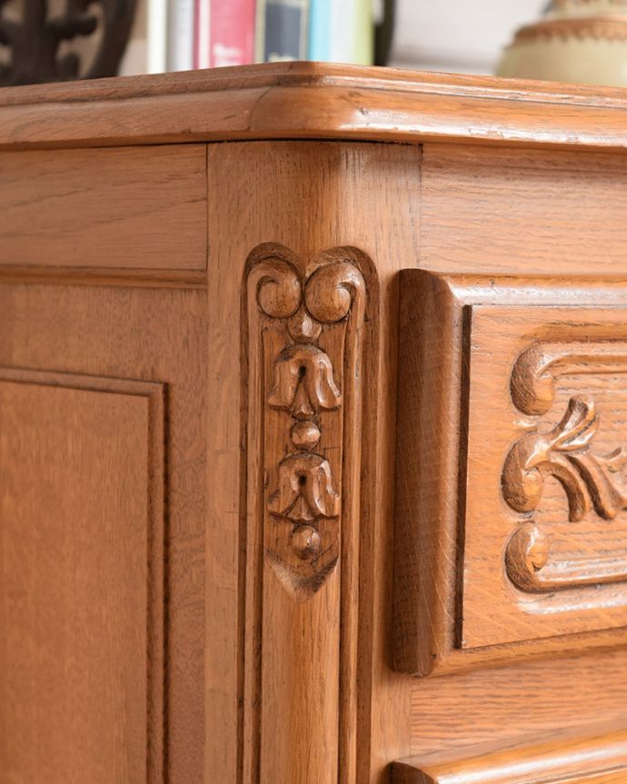 アンティークのチェスト アンティーク家具 フレンチスタイルの優雅なアンティーク家具、収納力たっぷりの3段チェスト。優雅なデザインまだ機械が発達していない時代に、どうやって造ったんだろう・・・。(j-2629-f)