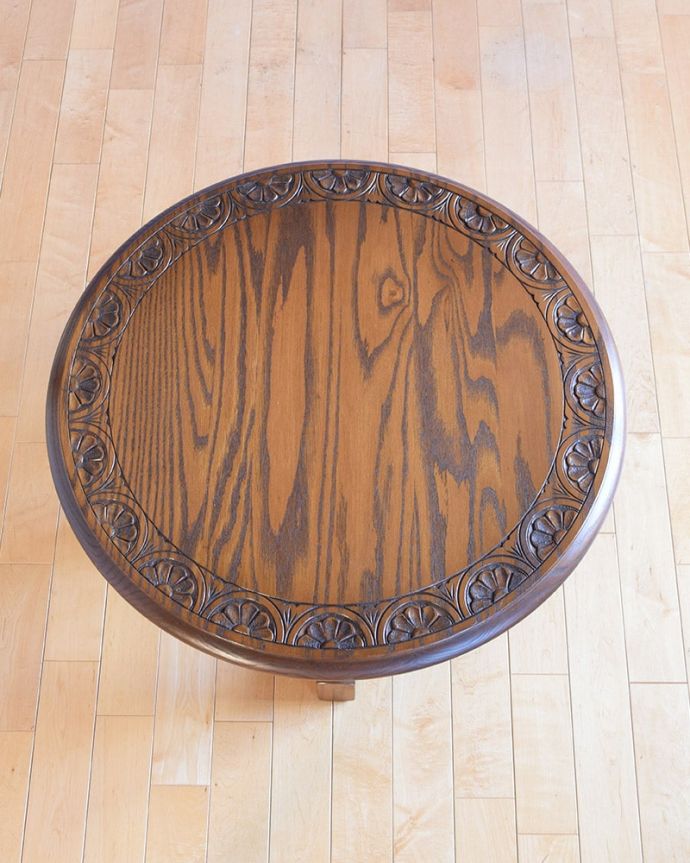 アンティークのテーブル アンティーク家具 オケージョナルテーブル。天板を上から見ると・・・コーヒーテーブルの天板は毎日使う場所だから、しっかり修復しました。(j-2630-f)