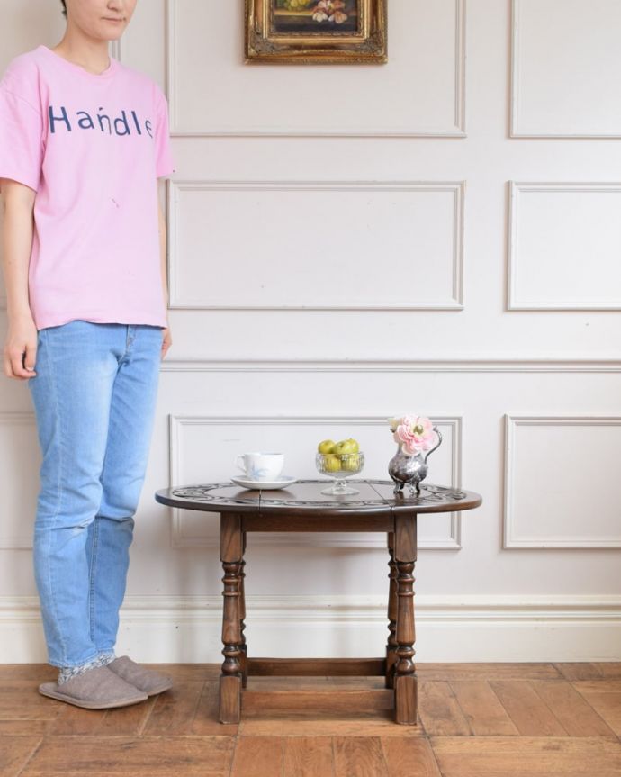 アンティークのテーブル アンティーク家具 英国のアンティーク家具、彫がキレイな伸長式の小さなバタフライテーブル。蝶の羽がモチーフになった美しいテーブルまるで蝶々が羽を広げるように折りたたみが出来るところから名前が付けられた「バタフライ(蝶々)テーブル」。(j-2631-f)