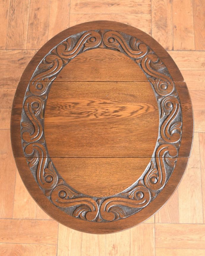 アンティークのテーブル アンティーク家具 英国のアンティーク家具、彫がキレイな伸長式の小さなバタフライテーブル。天板を広げてみると・・・広げてみると、まるで違う家具のような形。(j-2631-f)