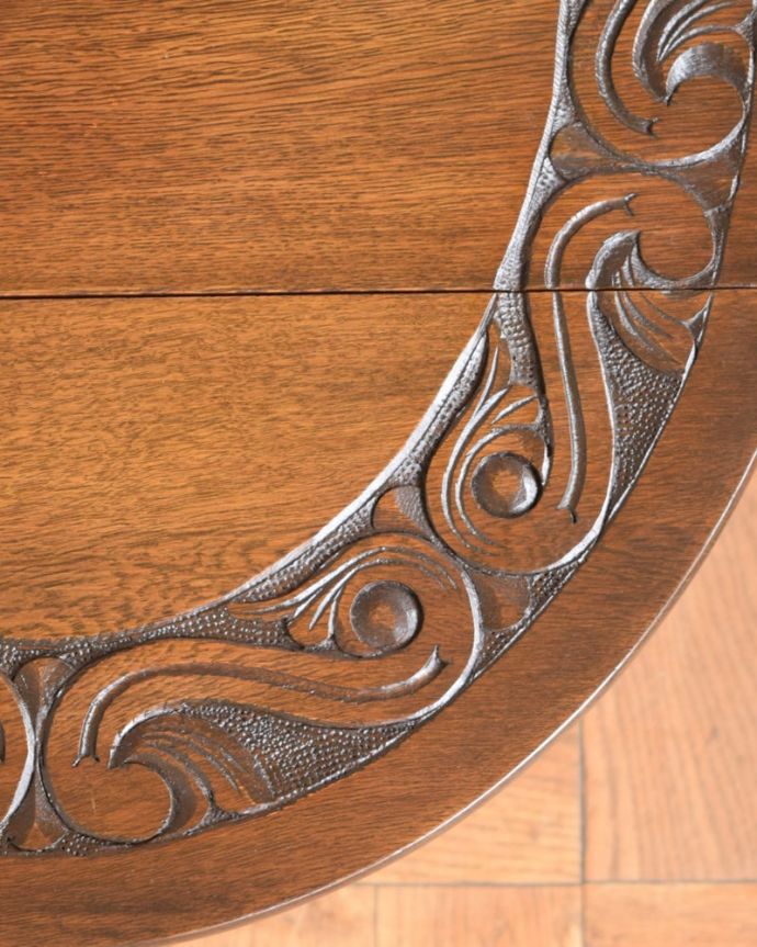 アンティークのテーブル アンティーク家具 英国のアンティーク家具、彫がキレイな伸長式の小さなバタフライテーブル。近づいてみると…アンティークは新品ではないので、もちろん経年変化によるキズはありますが、専門の職人がキレイにお直しをしているので、どこから見てもキレイです。(j-2631-f)