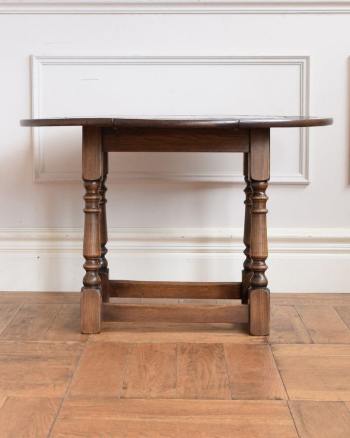 アンティークのテーブル アンティーク家具 英国のアンティーク家具、彫がキレイな伸長式の小さなバタフライテーブル。こちら側も、もちろんキレイですアンティークは新品ではないので、もちろん経年変化によるキズはありますが、専門の職人がキレイにお直しをしているので、どこから見てもキレイです。(j-2631-f)