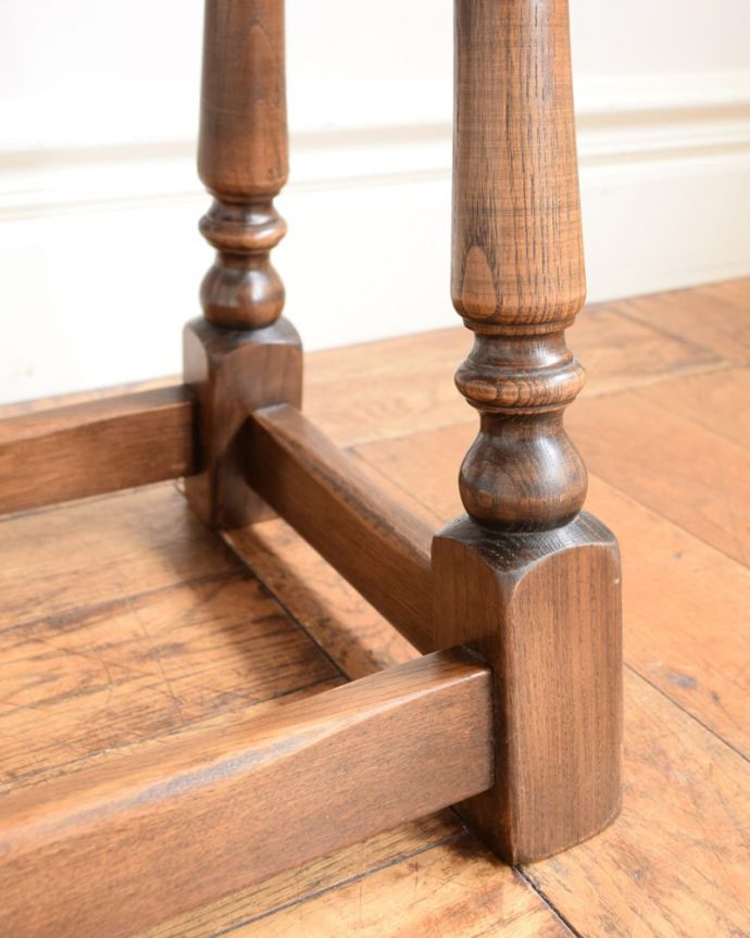 アンティークのテーブル アンティーク家具 英国のアンティーク家具、彫がキレイな伸長式の小さなバタフライテーブル。持ち上げなくても移動できます!Handleのアンティークは、脚の裏にフェルトキーパーをお付けしていますので、持ち上げなくても床を滑らせて移動させることが出来ます。(j-2631-f)