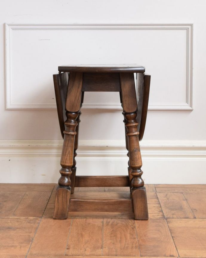 アンティークのテーブル アンティーク家具 英国のアンティーク家具、彫がキレイな伸長式の小さなバタフライテーブル。リーフを畳むと・・・天板の両側のリーフを畳むとこんなにコンパクト。(j-2631-f)