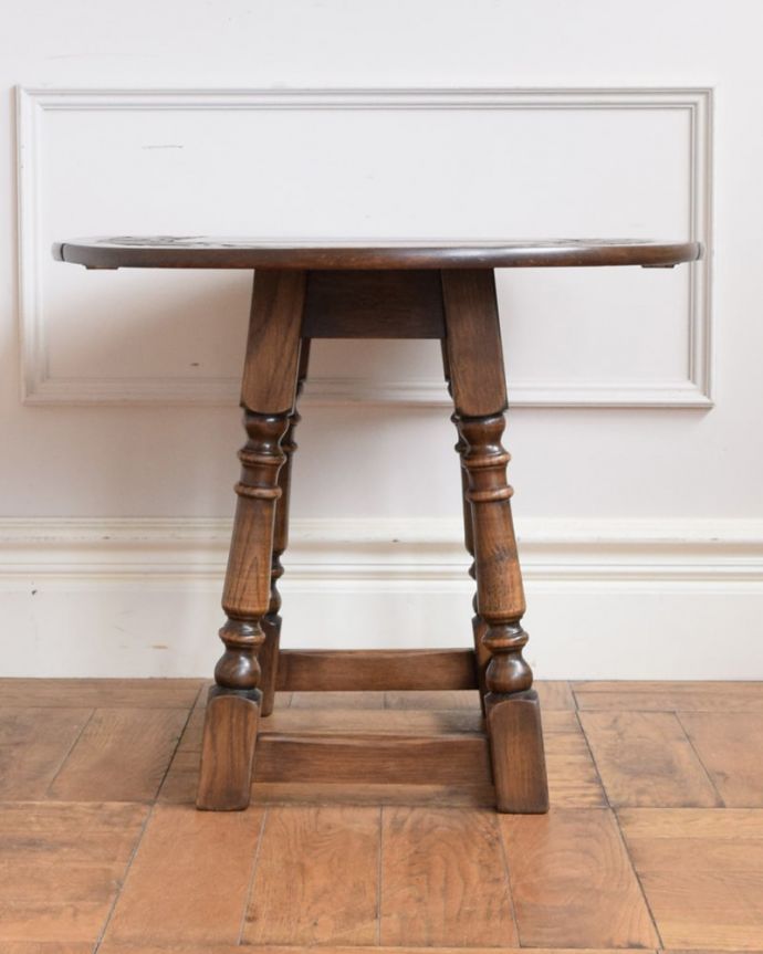 アンティークのテーブル アンティーク家具 英国のアンティーク家具、彫がキレイな伸長式の小さなバタフライテーブル。天板を広げるとこんな感じ開いても閉じても、自由に使える便利さが魅力です。(j-2631-f)