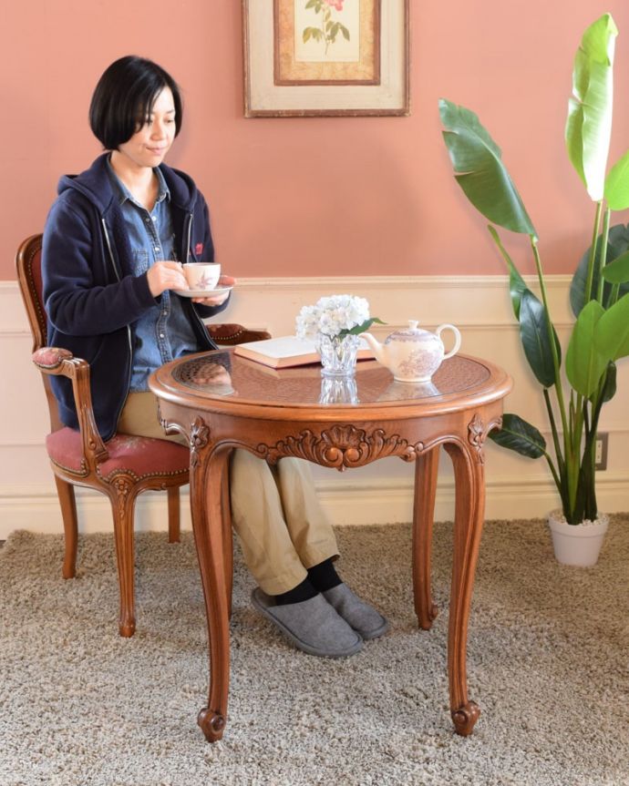 アンティークのテーブル アンティーク家具 丸い形が可愛いフランスのアンティーク家具、ローテーブル。優雅な時間が過ごせるフランスらしさフランスらしい美しい脚のコーヒーテーブルは、見た目はもちろんここで過ごす時間も優雅にしてくれます。(j-2632-f)