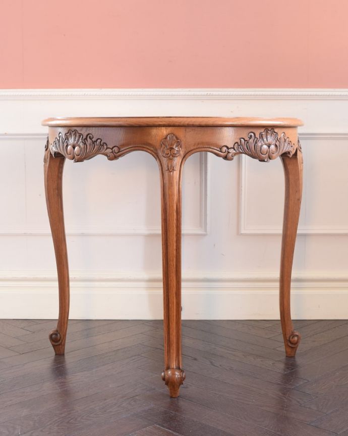 アンティークのテーブル アンティーク家具 丸い形が可愛いフランスのアンティーク家具、ローテーブル。横から見てもステキ真横から見るとこんな感じに見えます。(j-2632-f)