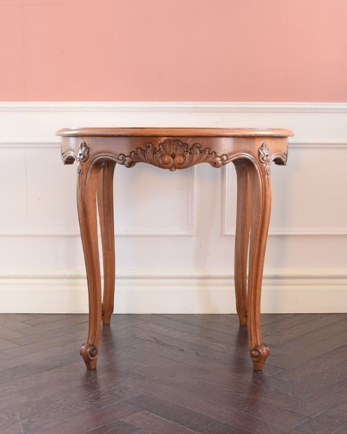 アンティークのテーブル アンティーク家具 丸い形が可愛いフランスのアンティーク家具、ローテーブル。こちら側も、もちろんキレイです!アンティークは新品ではないので、もちろん経年変化によるキズはありますが、専門の職人がきちんと修復したので360度、どこから見てもキレイです。(j-2632-f)