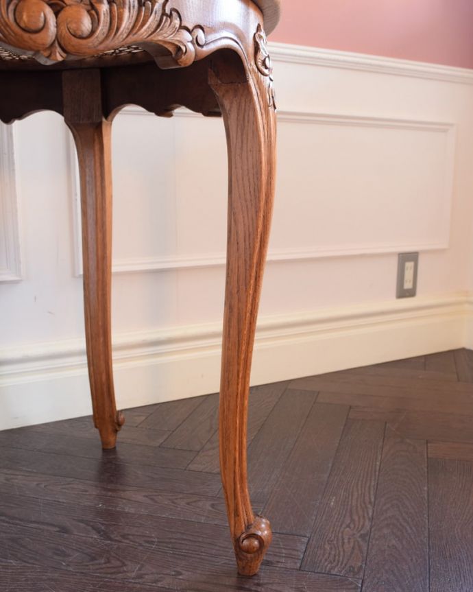 アンティークのテーブル アンティーク家具 丸い形が可愛いフランスのアンティーク家具、ローテーブル。持ち上げなくても運べますHandleのアンティークは、脚の裏にフェルトキーパーをお付けしていますので、床を滑らせてカンタンに動かせます。(j-2632-f)