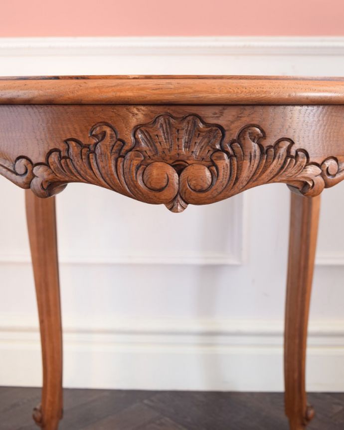 アンティークのテーブル アンティーク家具 丸い形が可愛いフランスのアンティーク家具、ローテーブル。美しい彫にもうっとり…さりげなく施された彫。(j-2632-f)