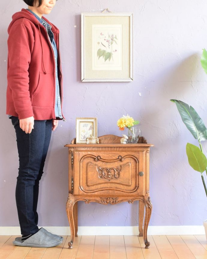 アンティークのキャビネット　アンティーク家具　アンティークのサイドキャビネット、フランスから届いた美しい家具。フランスらしさがギュッと詰まっていますコンパクトなサイズなのにフランスらしく優雅な雰囲気がたっぷり詰まったキャビネット。(j-2633-f)