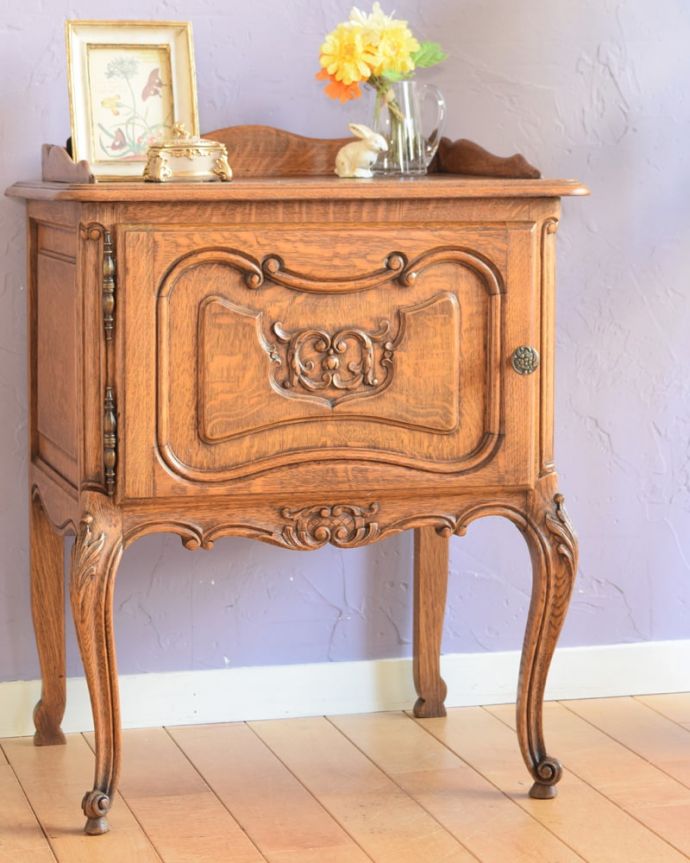 アンティークのキャビネット　アンティーク家具　アンティークのサイドキャビネット、フランスから届いた美しい家具。どこにでも置けるサイズが魅力ベッドやソファの横など、どこにでも置けるコンパクトさ。(j-2633-f)