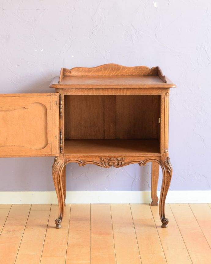 アンティークのキャビネット　アンティーク家具　アンティークのサイドキャビネット、フランスから届いた美しい家具。扉を開けて中を見ると･･･専門の職人が仕上げたので中もキレイです。(j-2633-f)