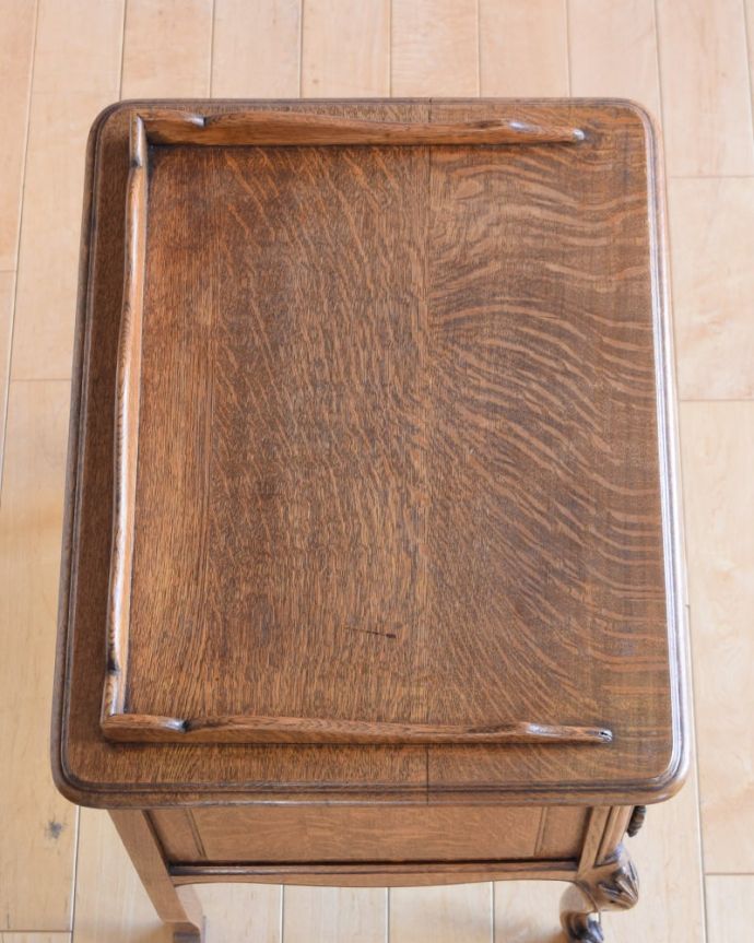 アンティークのキャビネット　アンティーク家具　アンティークのサイドキャビネット、フランスから届いた美しい家具。上から見てみると･･･修復の際、天板の塗装もキレイに仕上げました。(j-2633-f)