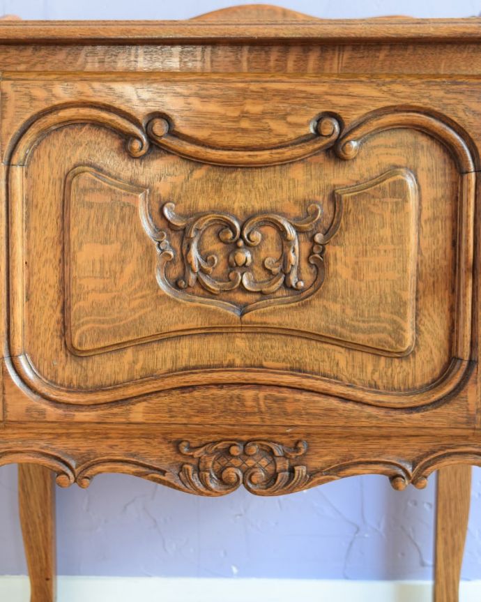 アンティークのキャビネット　アンティーク家具　アンティークのサイドキャビネット、フランスから届いた美しい家具。惚れ惚れしちゃう美しさこんなに堅い無垢材に一体どうやって彫ったんだろう？と不思議になるくらい細かい彫にうっとりです。(j-2633-f)