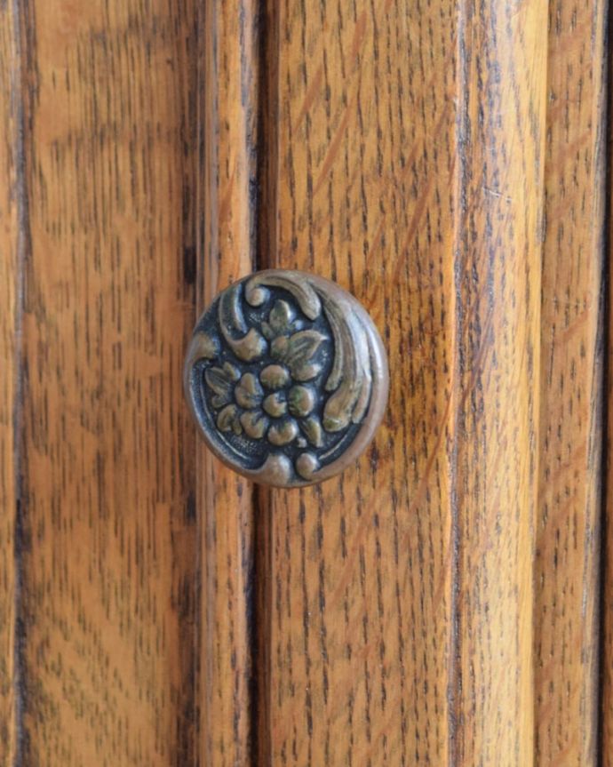 アンティークのキャビネット　アンティーク家具　アンティークのサイドキャビネット、フランスから届いた美しい家具。取っ手のデザインも優雅フランスらしさは取っ手のデザインにも。(j-2633-f)