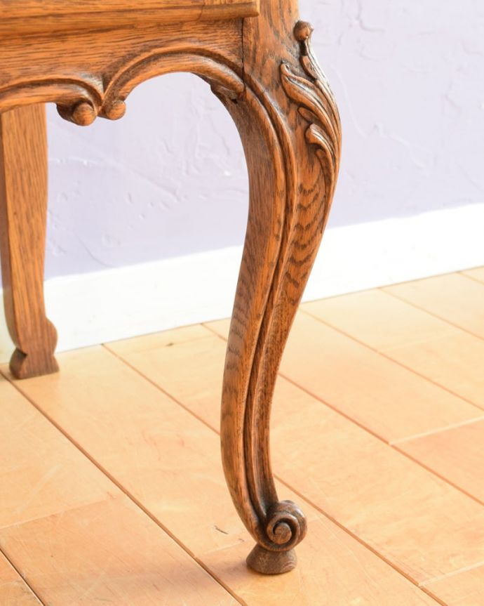 アンティークのキャビネット　アンティーク家具　アンティークのサイドキャビネット、フランスから届いた美しい家具。女性1人でラクラク運べちゃう仕掛けHandleのアンティークの脚の裏にはフェルトキーパーが付いているんです。(j-2633-f)