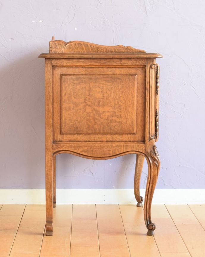 アンティークのキャビネット　アンティーク家具　アンティークのサイドキャビネット、フランスから届いた美しい家具。横から見ても美しいんです正面はもちろん、横顔だってフランスらしく美しいです。(j-2633-f)