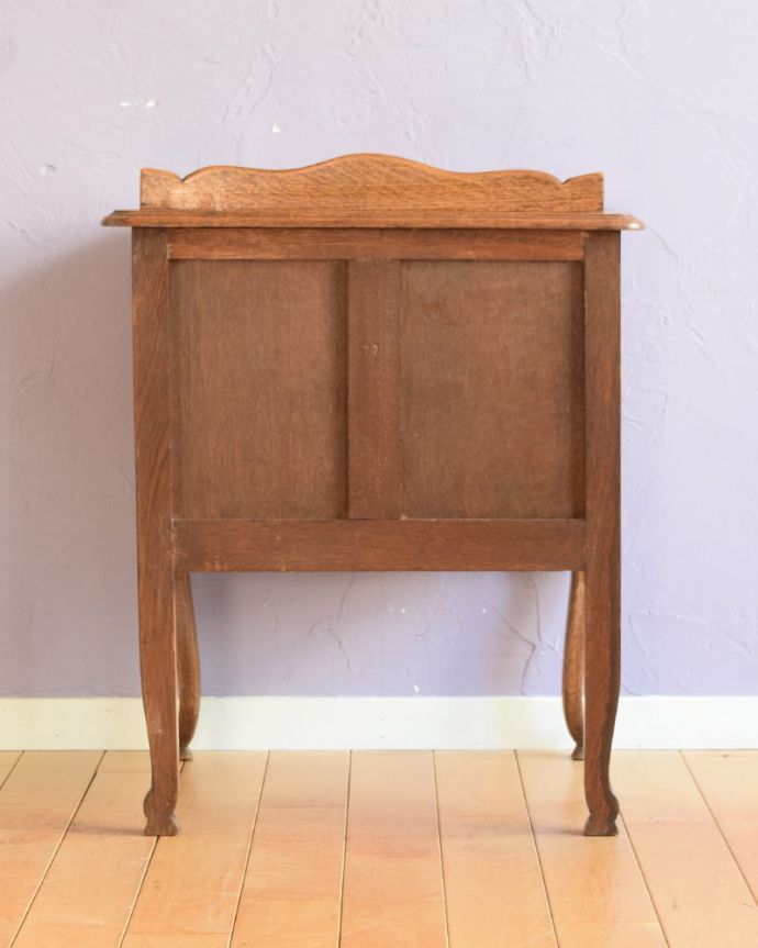 アンティークのキャビネット　アンティーク家具　アンティークのサイドキャビネット、フランスから届いた美しい家具。後ろから見ても･･･アンティークは新品ではないので、もちろん経年変化によるキズはありますが、専門の職人がお直しをしているので、後ろ姿もキレイです。(j-2633-f)