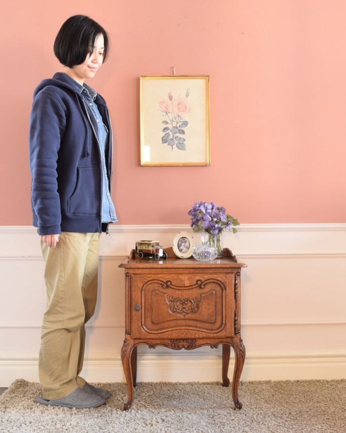 アンティークのキャビネット　アンティーク家具　フランスのアンティーク家具、使いやすいサイズの小さなキャビネット。フランスらしさがギュッと詰まっていますコンパクトなサイズなのにフランスらしく優雅な雰囲気がたっぷり詰まったキャビネット。(j-2634-f)