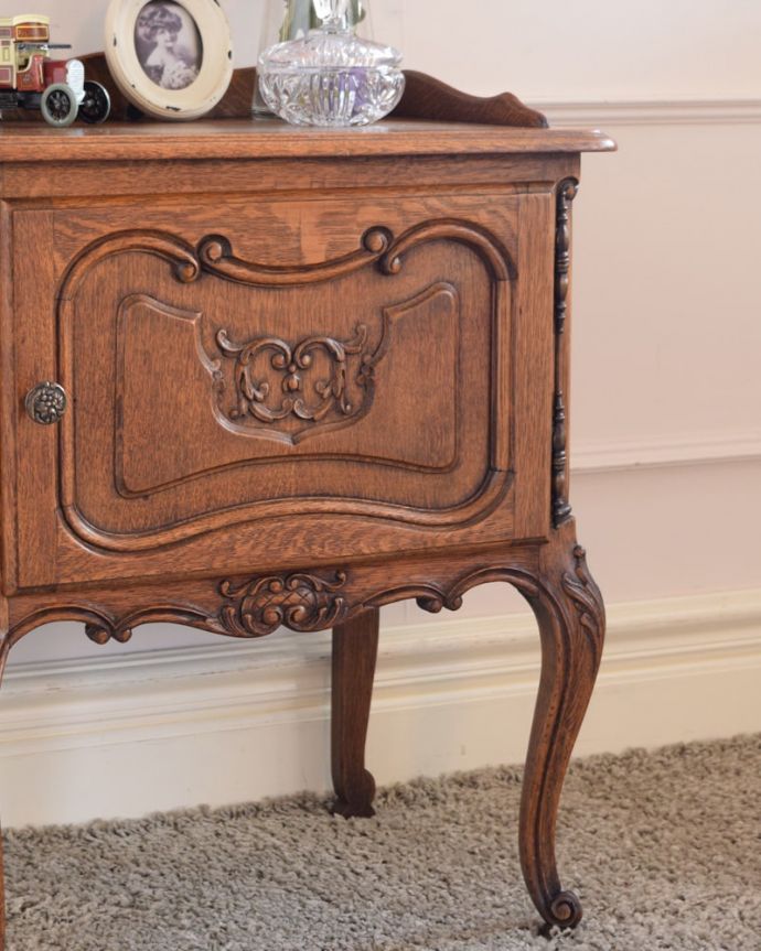 アンティークのキャビネット　アンティーク家具　フランスのアンティーク家具、使いやすいサイズの小さなキャビネット。どこにでも置けるサイズが魅力ベッドやソファの横など、どこにでも置けるコンパクトさ。(j-2634-f)