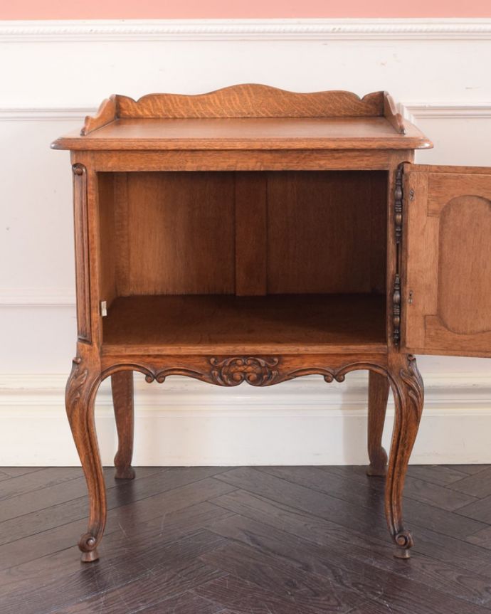 アンティークのキャビネット　アンティーク家具　フランスのアンティーク家具、使いやすいサイズの小さなキャビネット。扉を開けて中を見ると･･･専門の職人が仕上げたので中もキレイです。(j-2634-f)